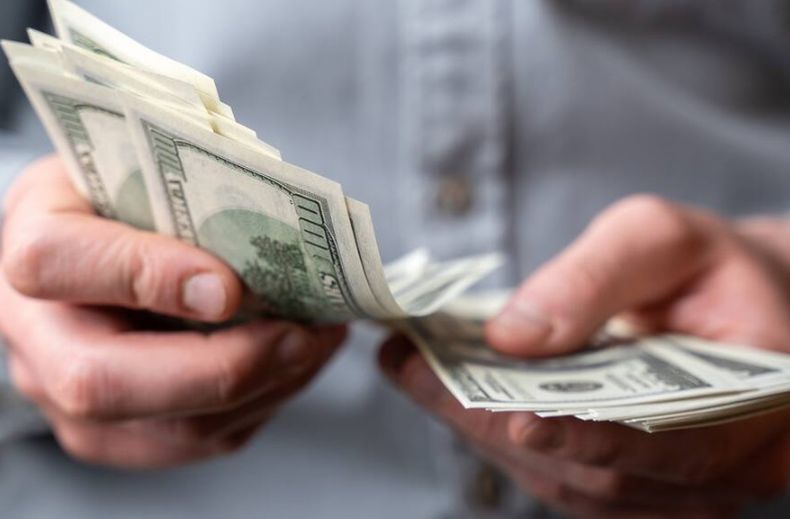 El dólar blue sube $425 en lo que va de 2024.