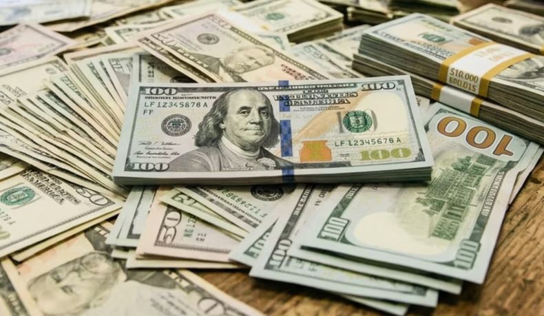 El dólar blue cerró en los 1.525 pesos para la venta.