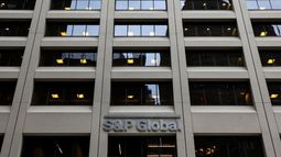 Tanto S&P como Moody´s argumentaron que el recorte responde a los riesgos vinculados con la suba de tasas de interés por parte de la Reserva Federal (FED).