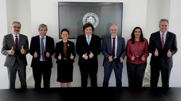 Las autoridades nacionales junto a los representantes del BM.