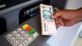 El retiro de dinero en efectivo de los clientes bancarios.