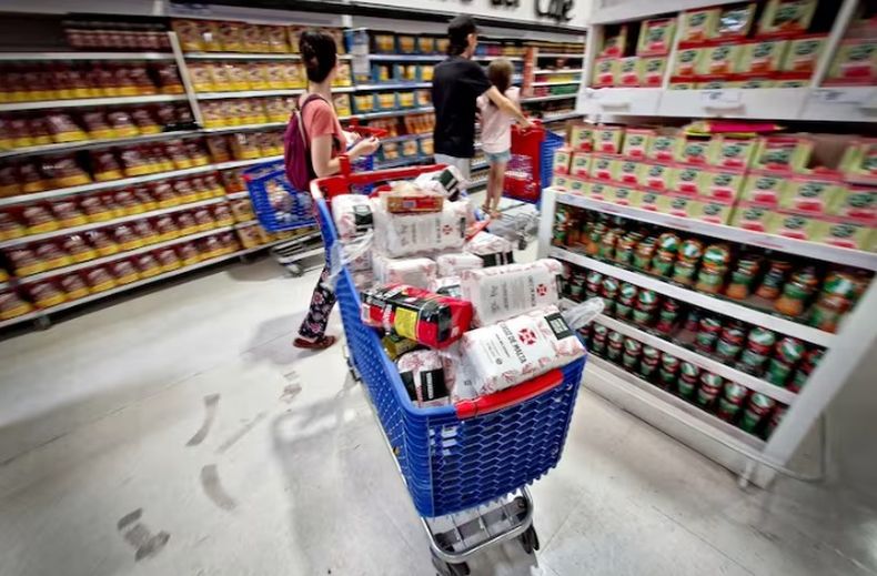 La inflación impactó en las ventas de los supermercados.