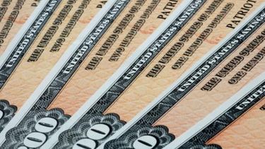 El Gobierno contrarresta al mercado con emisión de bonos