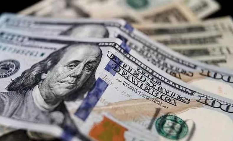 El dólar blue sigue subiendo y quedó cerca de 240 pesos