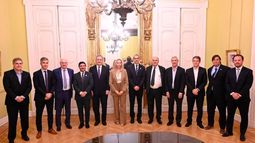 Los presentes en el anuncio desde Casa Rosada.