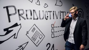 La política de farándula no es incompatible con la seriedad que exige la industria, el comercio y el trabajo duro. La política de farándula no es incompatible con la seriedad que exige la industria, el comercio y el trabajo duro.