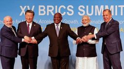 El presidente de Brasil, Luiz Inácio Lula da Silva, junto al presidente de China, Xi Jinping, el presidente de Sudáfrica, Cyril Ramaphosa, el primer ministro de la India, Narendra Modi, y el ministro de Asuntos Exteriores de Rusia, Sergei Lavrov.