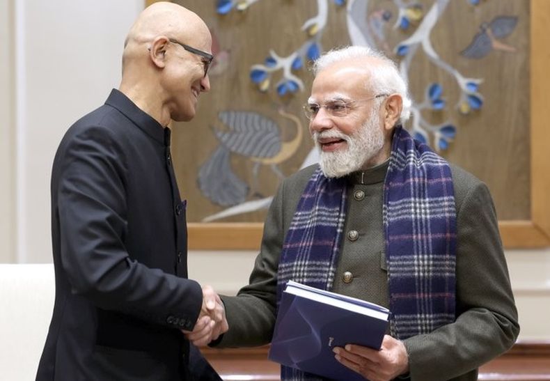 Nadella junto a Modi.