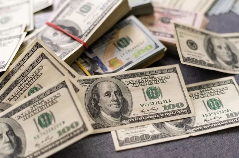 El dólar blue ascendió a 490 pesos
