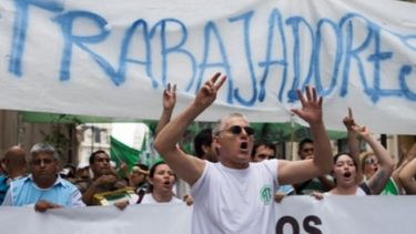 Confirman que el empleo público desplazó al privado en la "década ganada"