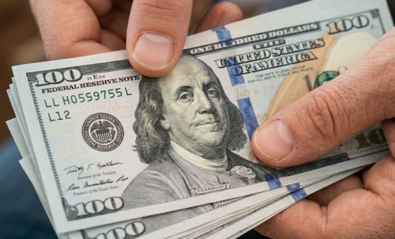 El dólar blue cerró en los 1.515 pesos para la venta.