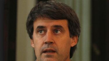 Según Prat Gay, el Gobierno quiere "pasar la gorra" para conseguir dólares