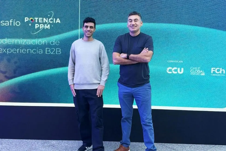 Marqu&eacute;s Acosta junto al programador Joshua Jmelnitzky.