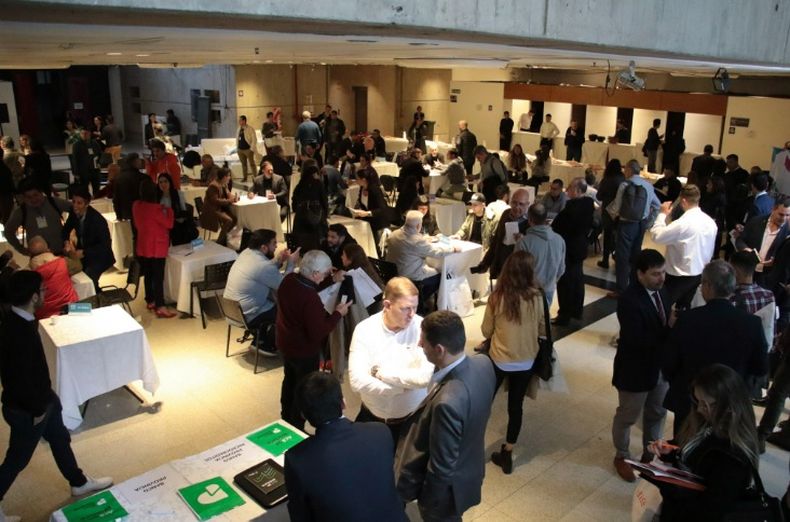 La puesta en marcha del programa Arriba Emprendedores, que financia emprendimientos con créditos a tasa cero.