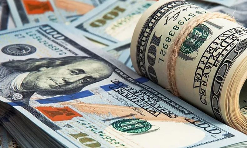 El dólar blue cae $40 en lo que va de 2024.