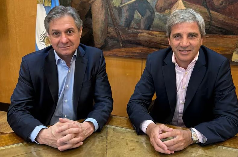 Daza junto a Luis Caputo.