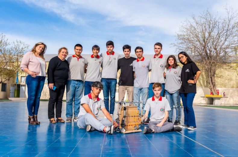 Los chicos del del Colegio Tomas Alva Edison que estarán presentes en la máxima competencia de robótica.&nbsp;