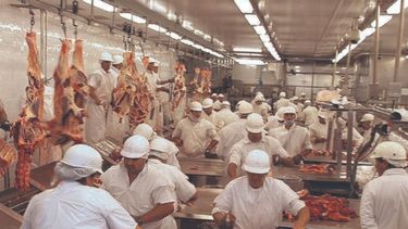 Trabajadores de la carne cerraron un alza de 28% con cláusula de revisión