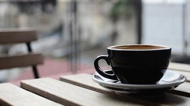 Recomiendan no beber más de cinco cafés al día