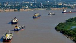 Es necesario buscar un acercamiento para destrabar el conflicto entre ambos países, dice el autor de la columna.