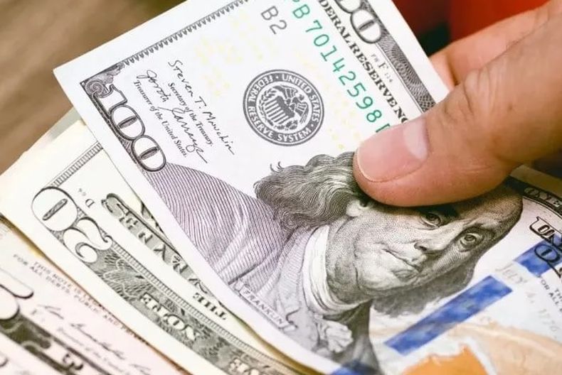 El dólar blue sube $405 en lo que va de 2024.