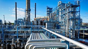 La producción química y petroquímica creció 28% en agosto