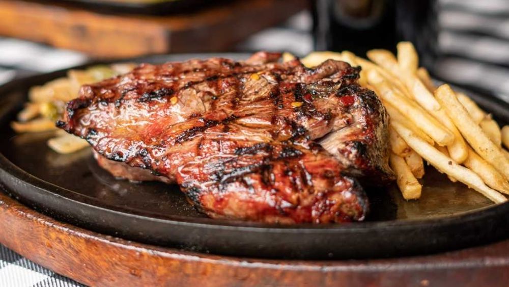 El costo de consumir un churrasco.