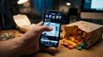 Recuperar la mano libre no es una cruzada nostálgica contra el smartphone.