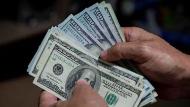 El dólar blue sube $475 en lo que va de 2024.
