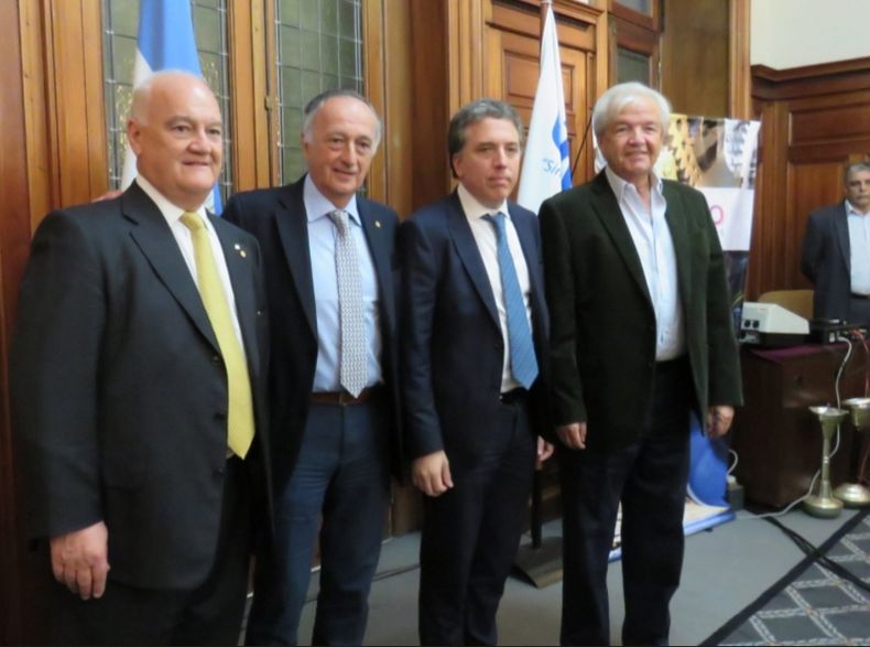 Dujovne dialogó con la cúpula de la UIA y dio detalles de lo que viene