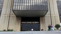 La decisión de la autoridad monetaria.