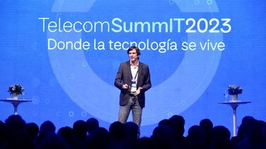 Leonardo Coca, Director de Negocios B2B de Telecom, en la presentación del Telecom SummIT 2023.