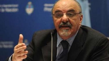 Tomada pone paños fríos a la acalorada discusión por los salarios