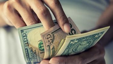 El dólar blue sube $415 en lo que va de 2024.