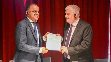 El presidente de ISTA, Keshavulu Kunusoth, junto al secretario de Agricultura, Fernando Vilella.