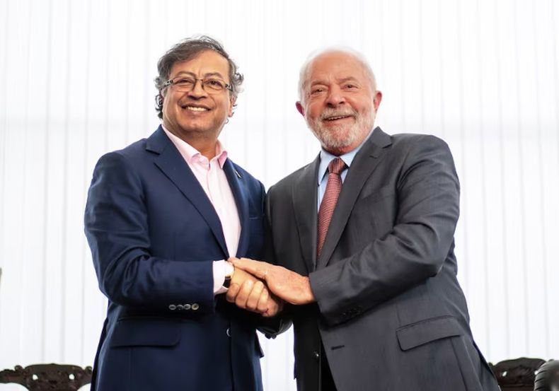 Petro junto a Lula.