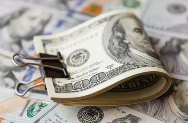 El dólar blue cae $30 en lo que va de 2024.