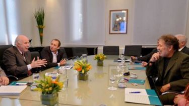 El Gobierno centra su atención en los pequeños productores y la industria lechera