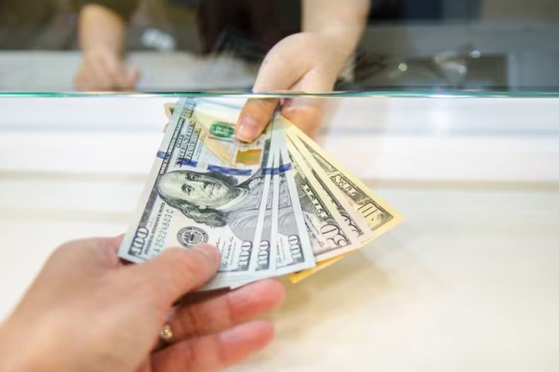 El dólar blue sube $330 en lo que va de 2024.