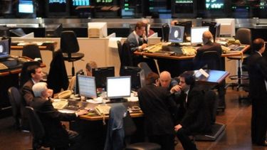 El dólar siguió subiendo y la Bolsa continuó en baja