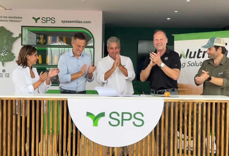 Los presentes en la firma del entendimiento comercial.