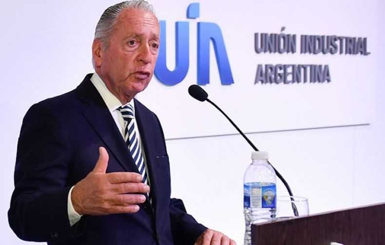 Vuelven a prenderse las alertas en la UIA por la política importadora