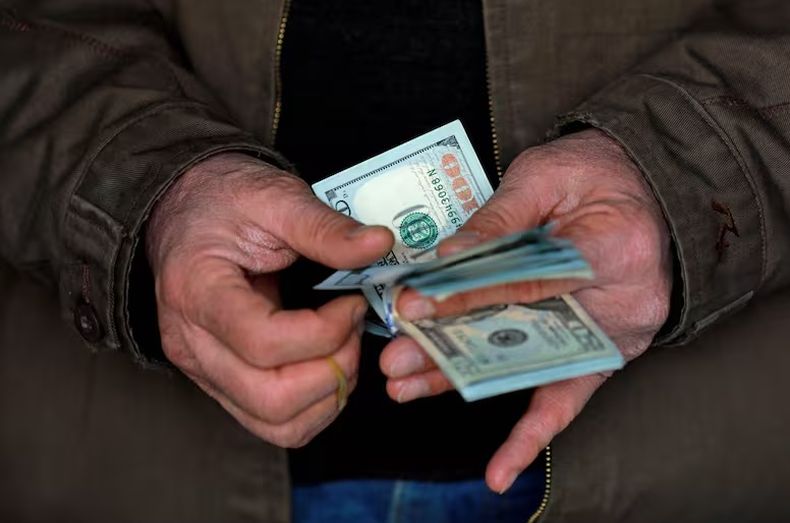 El dólar blue terminó en los $1.180 para la venta.