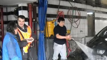 Lavaderos de autos tendrán que contratar como mínimo cinco empleados
