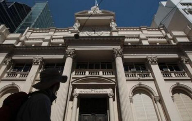 Suben las Lebac y limitan acciones de empresas para hacerse de dólares