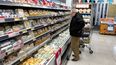La hora de la verdad frente a las góndolas de los supermercados.