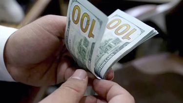 El dólar blue sube $390 en lo que va de 2024.