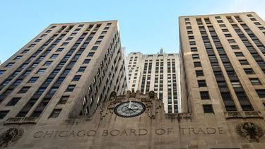 Los granos bajaron en Chicago pero continúan en niveles récord