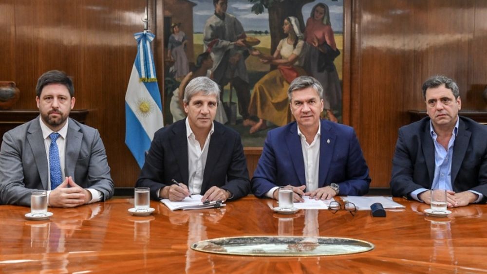 Caputo junto al gobernador chaqueño.