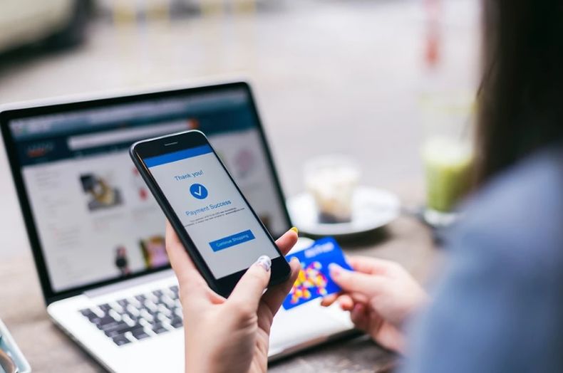 La opción más elegida para el pago de servicios fue con plataformas online (61,9%), constató MONI.
